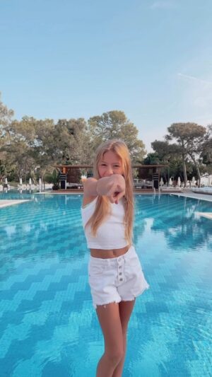 Chiara Nella Kekrt Instagram - You can trust me🫶🏽🤍

#holidays #sun #pool #pooltime #fun #trending #trendingreels #🌊 #☀️