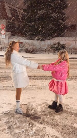 Chiara Nella Kekrt Instagram - Tančení ve sněhu je neeeeej❤️❄️☃️👭
Christmas party pokračuje🎄🌟🎉

@divadlo_broadway 🫶🏻

#dancing #dancingqueen #snow #danceinthesnow #snowman #besties #girls #reels #trendingreels