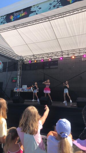 Chiara Nella Kekrt Instagram - Včerejší koncert na @festivalbambule byl naprosto úžasnej a já děkuju všem kteří dorazili ♥️🫶🏼 

⬇️⬇️⬇️⬇️⬇️

@iam_chiara_official 🎤

#koncert #teamchiara #diky #seeyousoon