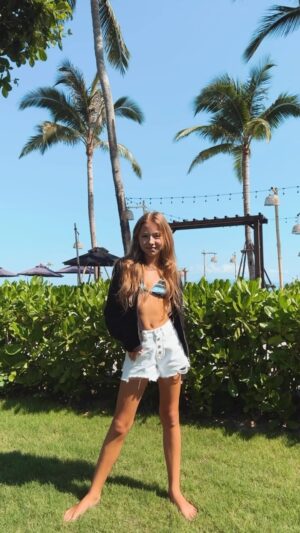 Chiara Nella Kekrt Instagram - Feliz Navidad🌴 na jaře💃🏼😉🌞🫶🏻

#feliz #happy #enjoy #havingfun #roar #dancing #everywhere #trend #trending #trendingreels #loveit #fyp #fypシ