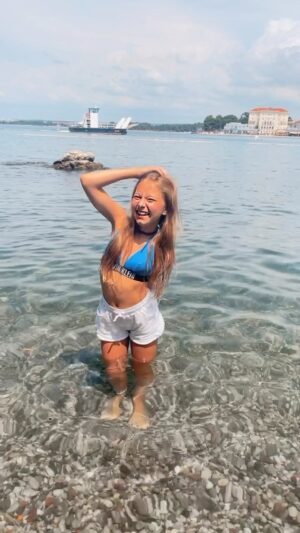 Chiara Nella Kekrt Instagram - Moře je moje BFF🌊💦💙🩵

#sea #sealife #summer #leto #blue #loveit #reels #trend #trendingreels