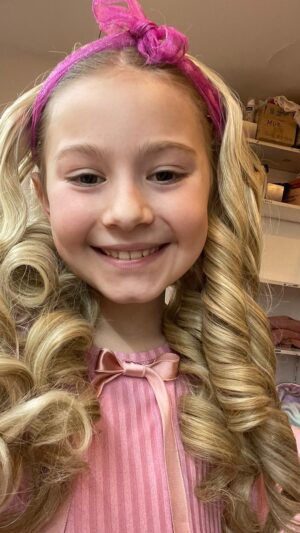 Chiara Nella Kekrt Instagram - Opička🐒 vs Karolínka 🎀

@divadlo_broadway 🫶🏾

#theatre #music #musicl #backstage #backstagelife #backstagefun #broadway #trending #fyp #loveit