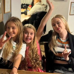 Chiara Nella Kekrt Instagram - BLOND KOMANDO 😉✌️❤️ na Christmas party Divadla Broadway 🥳 🎉🍹🎈Milujuuu ❤️🥰😍

@divadlo_broadway ❤️

#party #christmas #christmasparty #divadlobroadway #divadlo #theatre #musical #muzikal #uslepicek #blond #komando #blondkomando