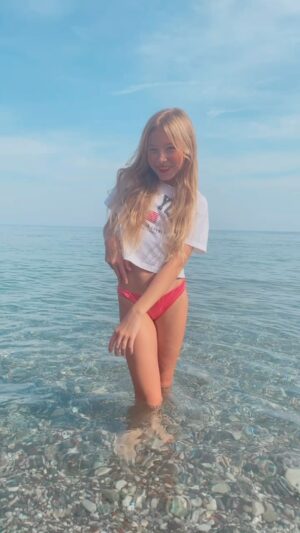 Chiara Nella Kekrt Instagram - SEA🦀🌊🤿

#blue #sea #sunnyday #dancing #enjoying #trending #trendingreels #beachlife
