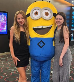 Chiara Nella Kekrt Instagram - Včera proběhla slavnostní premiéra filmu JÁ PADOUCH 4😎 Určitě všem můžu doporučit👌 Nejlepší byla EDITH, kterou dabovala úžasná Majda @magdalena_muller__ 💯👏 ❤️ Děkuju moc za pozvání, bylo to super♥️🫶🏾 

#premiere #minions #friends #friendstime #actress #dabing #loveit