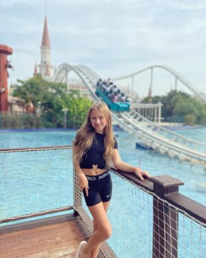 Chiara Nella Kekrt Instagram - Podzimky v teple☀️🏝️ A co vy, kde je trávíte? Jo a máte rádi horský dráhy 🎢 a zábavný parky 🏰🎡?

#prazdniny #holidays #sun #havingfun #adventurepark #rollercoaster #enjoylife