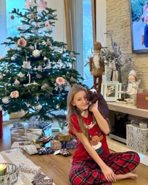 Chiara Nella Kekrt Instagram - Vánoce 2023 🎄🌟
Radost, štěstí, vděk, rodina ♥️
Děkuju🙏❤️💫

#chtistmas #christmastime #christmaseve #christmasspirit #happiness #luck #family #grateful #thankyou