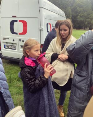 Chiara Nella Kekrt Instagram - Vzpomínky na natáčení filmu Cesta do tmy 🎥

Režie: Jiří Svoboda
Scénář: Jiří Svoboda

Kdo už viděl tento film, tak ví, proč můj herecký tatínek @matej_hadek ♥️ přepadl banku. Já jsem si zahrála malou Karin a maminku mi hrála @barbora_mudrova ♥️🫶🏽

@ceskatelevize 

#ceskatelevize #film #drama #cestadotmy #mala #herecka #nataceni #filming #backstage #fyp #loveit