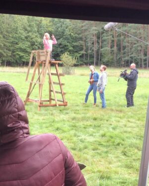 Chiara Nella Kekrt Instagram - Vzpomínky na natáčení filmu Cesta do tmy 🎥

Režie: Jiří Svoboda
Scénář: Jiří Svoboda

Kdo už viděl tento film, tak ví, proč můj herecký tatínek @matej_hadek ♥️ přepadl banku. Já jsem si zahrála malou Karin a maminku mi hrála @barbora_mudrova ♥️🫶🏽

@ceskatelevize 

#ceskatelevize #film #drama #cestadotmy #mala #herecka #nataceni #filming #backstage #fyp #loveit