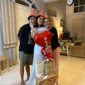 Chicco Kurniawan Instagram - Happiest birthday tante !! tempat banyak sekali orang bercerita ! ❤️❤️❤️❤️🖖🖖🖖🖖🖖