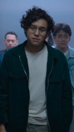 Chicco Kurniawan Instagram - Kabarnya William (@ardhitopramono) sama Oscar (@chiccokurniawan) masih nungguin sampe mereka ubanan 🙏

#13BomdiJakarta
#13BomdiJakartaFilm
#SedangTayangdiBioskop