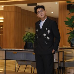 Chicco Kurniawan Instagram - Premiere "Ronggeng Kematian"!!

Suit by @stevanobrill @wonghangtailor 

Makeup and hair @monmon.glam 
Styled by @hydrangga 
Assisted by @bngaaml 
Photo by @rffvck