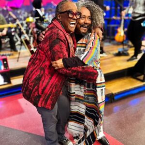 Chico César Instagram - aprendo tanto e sempre com minha irmã @sandradesa_oficial. tudo tão forte e tão leve, tanta luta e tanto riso. o nosso mundo é muito melhor - e mais completo - com ela. 👳🏿‍♀️💃🏿🕺🏿🎵🙏🏿