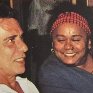 Chico César Instagram - parabéns @chicobuarque pelo seu aniversário. obrigado por nos dar o gozo do riso, da inteligência que dança, do drible epistemológico.