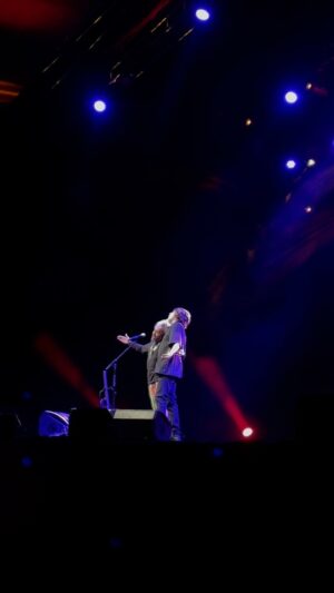 Chico César Instagram - ontem no @qualistage, cantando em apoio aos gaúchos vitimados pelas enchentes, tive a doce surpresa da entrada de @lenine quando eu cantava Béradêro. ele havia cantado logo antes de mim e retornou. que alegria! o nordeste sempre vem. viva Paulo Freire!

vídeo: @natdobal