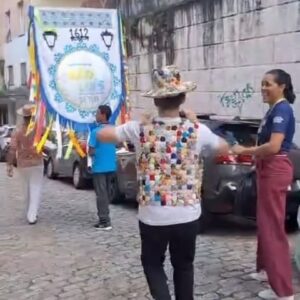 Chico César Instagram - as pedras
os vitrais
os azulejos
em cortejo
 
daqui te vejo, ilha
e mais desejo

 - te alevanta, Cohatrac!

repost @guilhermeguimascanto 

essa parceria com @zbaleiro tem encontrado seu afeto no coração ludovicense