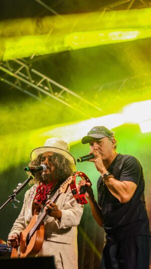 Chico César Instagram - “Ao arrepio da lei
Eu sei
Não me arrependo de nada…” 🎵 

Que noite! 
Que show! 
Estamos ainda em êxtase. 
Não poderíamos finalizar a 22ª edição de forma mais poética e sublime. 🥹

Obrigado, Chico. Obrigado, Zeca. Obrigado, Salipianos e Salipianas! 🧡📚🎙️ 

🎥 @mvitaraujo 
#salaodolivrodopiaui