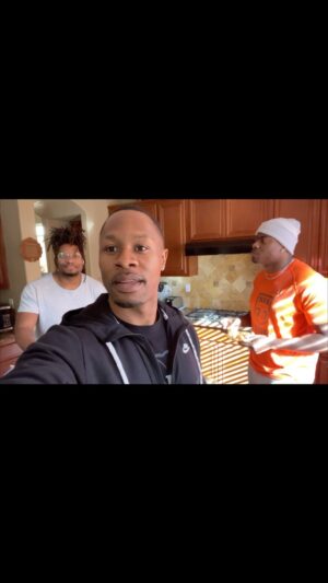 Chido Nwokocha Instagram - It be your own people 😡…
@boozibuz @mobeyland 
.
.
.
#familytime #holidayseason #nolove 
#merrychristmas #naija #donuts