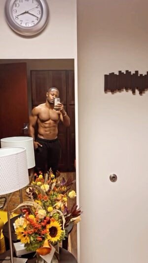 Chido Nwokocha Instagram - Hey there…
.
.
.
#backtowork #atlanta #chocolate #foryou 💐