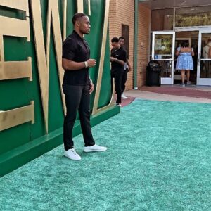 Chido Nwokocha Instagram - Premiere night 🎭 “ the wiz “ 
.
.
Incredible stage play directed by the talented @brianjordanjr a MUST see in Atlanta. Loved it!
.
👕 @ferragamo 
👟 @ferragamo 
.
#theatre #latenights #smooth