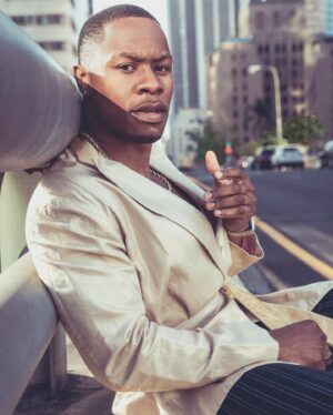 Chido Nwokocha Instagram - Golden hour…
.
.
.
🍫☀️ 
.
📸 @nogenbeckphoto 
👔 @jonathanmarcstein 
🪞 @karissalynnbeautyink 
.
#sunkissed #chocolate #glow