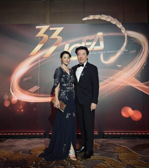 Chien-rong Lee Instagram - #夜深了我想說個小見證
#耗時二十年所戰勝的自卑

上週末打扮人模人樣陪老公出席晚宴
這場隆重盛會是慶祝『午餐會』
成立33週年
『午餐會』是由社會菁英所組織
志在企業交流、地方公益
接地氣講法，裡面都是大老闆、有錢人
以我結婚20年的資歷
回想當年我剛參與時的高傲、冷漠
不外乎都是為了遮掩自卑…

對我而言，他們都是企業家、人上人
太太們也是貨真價實的貴婦
不像我這個虛有其表的假「跪婦」
回憶裡曾有一次參加時尚趴踢
只是因為我穿Zara就被媒體揶揄
#李蒨蓉穿平價成衣力抗香奈兒貴婦
下大標耶！當時的我好受傷！
這世界對我射的箭
花了我好多年，才慢慢拔出來～
這篇小故事有寫進 #美麗心覺醒

回到午餐會
每次我看見貴太太們總是心生羨慕
覺得她們那麼有錢，一定沒煩惱！
每次聚會時
我那心裡油然而生卻不自知的自卑感
成為了我與人之間的高牆，最遠的距離

二十個年頭過去，我才終於了解
手足爭產、婚姻破碎
病痛纏身、英年早逝
原來有錢人也是有煩惱的！
話雖如此，並不是說財富是咒詛
其中也有很多夫妻幸福、家庭和樂的見證
他們都是我欣賞、敬佩、學習的對象！
舉例
家財萬貫，卻選擇親力親為
高高在上，卻選擇謙卑有禮

許多人質疑基督信仰
信上帝有什麼好處？
更有錢嗎？更有名嗎？
以上的確我都沒有
但，感謝主，幫助我聚焦對的眼光
上帝轉化我的眼光，看好不看壞
一切取決於眼光，進而轉化心態
下一秒的生命氣息不知在何處
對於宇宙萬物創造主的敬畏
我更珍惜當下

以前的我，喜歡擺酷
是因為出於自卑
現在的我，即便無權、無財、無勢
我願意主動向前，噓寒問暖
甚至看到新會員（太太）的加入
我會主動攀談，介紹自己
不為什麼，只因為
我的自卑被挪去了！
我明白，我所追求的是什麼
或者是說，我已得著的
是當下的幸福～

如今
我依舊穿著平價成衣（網購晚禮服）
來到所謂的『天龍國盛會』
我帶著一顆虛心
敘舊老朋友、認識新朋友
願我們都平安健康
勝於萬金！