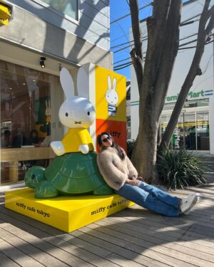 Chien-rong Lee Instagram - 承接昨晚直播，忘了介紹我最得意的卡哇伊戰利品！紫色小熊吊飾，搭配手機掛繩，真Q!

日本朋友推薦我去代官山走走，說那裡有beautiful people~ 的確，許多潮牌服飾店，光逛店內裝潢就很過癮！型男型女走在路上，個個都像造型師！

東京好天氣，不用開濾鏡，隨便拍都美，這裡的太陽會騙人，其實爆炸冷！

代官山有一種文青結合時尚的特殊氣質，就連超商門面看起來都格外不同～ btw我終於喝到Blue Bottle了！
#CareBear
#BuleBottle
#代官山
