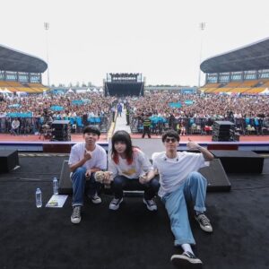 Chih-Siou Instagram - .
盛放音樂節❤️‍🔥

鼓手/ @kuanyu_chi 
吉他/ @shaoenlo 
內場/ @_eason_zhan_ 
外場/ @yidatsai 
師父/ @chungweiyu1237 
髮型/ @kaikaiway 
小毛/ @lapattymo 
美妝/ @chih_siou 
假狗/ @fakedog69 

服裝/
@evisu_tw @evisuasia @evisu1991
#evisu #evisutw