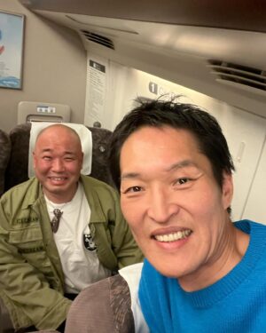 Chihara Junia Instagram - たまたま新幹線の後ろの席が。
臼と杵をキャリーバックで運んでる男がいたんですよ〜。

#クールポコ

#