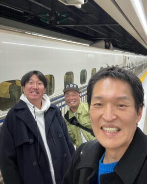 Chihara Junia Instagram - たまたま新幹線の後ろの席が。
臼と杵をキャリーバックで運んでる男がいたんですよ〜。

#クールポコ

#
