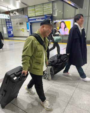 Chihara Junia Instagram - たまたま新幹線の後ろの席が。
臼と杵をキャリーバックで運んでる男がいたんですよ〜。

#クールポコ

#