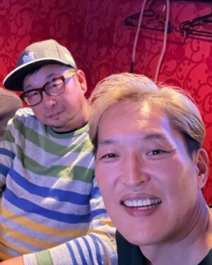 Chihara Junia Instagram - 33年前。
せいじの同級生のよっちゃんと。
今こんなん。