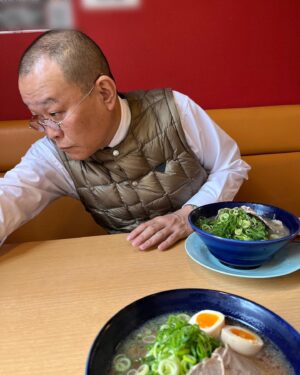 Chihara Junia Instagram - 30年振りぐらいにせいじと2人きりでラーメン食べた。
お兄ちゃんお箸取ってくれた。
お兄ちゃん奢ってくれた。

#千原兄弟
#千原せいじ