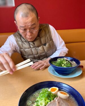 Chihara Junia Instagram - 30年振りぐらいにせいじと2人きりでラーメン食べた。
お兄ちゃんお箸取ってくれた。
お兄ちゃん奢ってくれた。

#千原兄弟
#千原せいじ