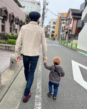 Chihara Junia Instagram - 長男次男と初めてのお祭り。
やっぱり祭りええなあ。

#千原兄弟