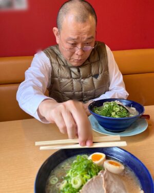 Chihara Junia Instagram - 30年振りぐらいにせいじと2人きりでラーメン食べた。
お兄ちゃんお箸取ってくれた。
お兄ちゃん奢ってくれた。

#千原兄弟
#千原せいじ