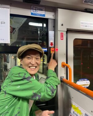 Chihara Junia Instagram - ご飯を食べて今日は2軒目までバス移動。
めちゃくちゃ久しぶり。
そんな事より今日は座王チャンピオン大会。
めちゃくちゃオモロいよ。

#千原ジュニアの座王