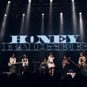 Chihara Junia Instagram - HONEYBADGER初ライブ
楽しかったー

#ハニーバジャー
#チャンス大城
#アンミカ
#蔦谷好位置 
#nico
#大東駿介 
#ファーストサマーウイカ