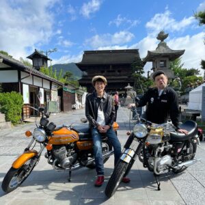 Chihara Junia Instagram - 善光寺とマッハとトライアンフ。

#善光寺
#カワサキマッハ750ss 
#トライアンフボンネビル 
#くっきー