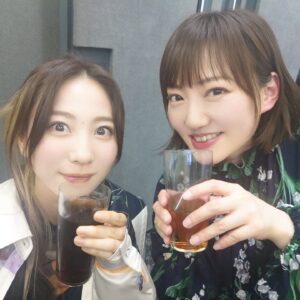 Chika Anzai Instagram - 【ぐらんぶる 華金ラジオ】

まずはぐらんぶる連載10周年おめでとうございます🎊👏

その10周年を記念したラジオが、本日より音泉さんで配信開始されました〜！！

わたしがパーソナリティなんですが、毎回ぐらんぶるに関係する方がゲストに来てくださいます💪

初回は愛菜役のかなちゃんさーん😍❤️

まじで初回がかなちゃんさんで助かりましたありがとうございました…😭😭
楽しすぎました🥰🥰

ぐらんぶるファンのリスナーの皆さんも、沢山のメール嬉しかったですありがとうございます！！
これからもぜひ送ってください〜🙏
あ、コーナーによっては酔っぱらいの返答になってしまうことだけ…ご了承ください(笑)

そんなわけで、ぜひ一緒に乾杯して聴いてください🥂
飲み物ならなんでもよいので！
ぐらんぶるの10周年を一緒に盛り上げましょう🍺🎊

📷
①かなちゃんさんと❤️
こちらのウイスキーを一本空けろとのことで…！
スタッフさんとかなちゃんさんと美味しくいただきました🥳
わたしコーラ割りしたんですが、久々のコークハイボールめちゃめちゃ美味しかったです…！

②本編終了後おまけ録る前のわたしたち😉
酔ってきてますね〜わたし髪がボサってますね〜😇

③現場入ってラジオの現場とは思えないラインナップが並んでて面白くて撮りました🤣

④⑤⑥これもブースの中とは思えないラインナップ🤣
原作の井上先生を筆頭に、スタッフさんたちも飲みまくってくださって！
まさかの初回からルール破りの1本追加になりました🤗
どういうこと🤣
でもおつまみもお酒も美味しかったです🥰
ご馳走さまでした〜！！

次回は雄馬くん！！！

お楽しみに〜🍺

#ぐらんぶる
#音泉
#阿澄佳奈
#安済知佳