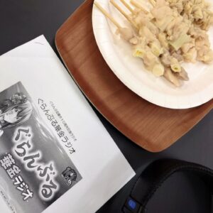 Chika Anzai Instagram - 【ぐらんぶる 華金ラジオ】

まずはぐらんぶる連載10周年おめでとうございます🎊👏

その10周年を記念したラジオが、本日より音泉さんで配信開始されました〜！！

わたしがパーソナリティなんですが、毎回ぐらんぶるに関係する方がゲストに来てくださいます💪

初回は愛菜役のかなちゃんさーん😍❤️

まじで初回がかなちゃんさんで助かりましたありがとうございました…😭😭
楽しすぎました🥰🥰

ぐらんぶるファンのリスナーの皆さんも、沢山のメール嬉しかったですありがとうございます！！
これからもぜひ送ってください〜🙏
あ、コーナーによっては酔っぱらいの返答になってしまうことだけ…ご了承ください(笑)

そんなわけで、ぜひ一緒に乾杯して聴いてください🥂
飲み物ならなんでもよいので！
ぐらんぶるの10周年を一緒に盛り上げましょう🍺🎊

📷
①かなちゃんさんと❤️
こちらのウイスキーを一本空けろとのことで…！
スタッフさんとかなちゃんさんと美味しくいただきました🥳
わたしコーラ割りしたんですが、久々のコークハイボールめちゃめちゃ美味しかったです…！

②本編終了後おまけ録る前のわたしたち😉
酔ってきてますね〜わたし髪がボサってますね〜😇

③現場入ってラジオの現場とは思えないラインナップが並んでて面白くて撮りました🤣

④⑤⑥これもブースの中とは思えないラインナップ🤣
原作の井上先生を筆頭に、スタッフさんたちも飲みまくってくださって！
まさかの初回からルール破りの1本追加になりました🤗
どういうこと🤣
でもおつまみもお酒も美味しかったです🥰
ご馳走さまでした〜！！

次回は雄馬くん！！！

お楽しみに〜🍺

#ぐらんぶる
#音泉
#阿澄佳奈
#安済知佳