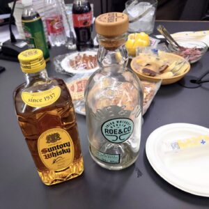 Chika Anzai Instagram - 【ぐらんぶる 華金ラジオ】

まずはぐらんぶる連載10周年おめでとうございます🎊👏

その10周年を記念したラジオが、本日より音泉さんで配信開始されました〜！！

わたしがパーソナリティなんですが、毎回ぐらんぶるに関係する方がゲストに来てくださいます💪

初回は愛菜役のかなちゃんさーん😍❤️

まじで初回がかなちゃんさんで助かりましたありがとうございました…😭😭
楽しすぎました🥰🥰

ぐらんぶるファンのリスナーの皆さんも、沢山のメール嬉しかったですありがとうございます！！
これからもぜひ送ってください〜🙏
あ、コーナーによっては酔っぱらいの返答になってしまうことだけ…ご了承ください(笑)

そんなわけで、ぜひ一緒に乾杯して聴いてください🥂
飲み物ならなんでもよいので！
ぐらんぶるの10周年を一緒に盛り上げましょう🍺🎊

📷
①かなちゃんさんと❤️
こちらのウイスキーを一本空けろとのことで…！
スタッフさんとかなちゃんさんと美味しくいただきました🥳
わたしコーラ割りしたんですが、久々のコークハイボールめちゃめちゃ美味しかったです…！

②本編終了後おまけ録る前のわたしたち😉
酔ってきてますね〜わたし髪がボサってますね〜😇

③現場入ってラジオの現場とは思えないラインナップが並んでて面白くて撮りました🤣

④⑤⑥これもブースの中とは思えないラインナップ🤣
原作の井上先生を筆頭に、スタッフさんたちも飲みまくってくださって！
まさかの初回からルール破りの1本追加になりました🤗
どういうこと🤣
でもおつまみもお酒も美味しかったです🥰
ご馳走さまでした〜！！

次回は雄馬くん！！！

お楽しみに〜🍺

#ぐらんぶる
#音泉
#阿澄佳奈
#安済知佳