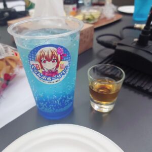 Chika Anzai Instagram - 【ぐらんぶる 華金ラジオ】

第5回が配信されております〜🍻

ゲストは安元さんっ🥳🎊🎊

相変わらずパーソナリティがパーソナリティできてなかったのですが、安元さんが優しく導いてくれました😭
楽しいお話もたくさんありがとうございました！！！

そしてお洒落なテキーラを！！！
教えてくださいましたよっ！！！！

今までのテキーラへの意識が変わる美味しさでびっくり😍
テキーラのショットぐいっからのレモンちゅっていうちょっと憧れてたやつも出来ました(笑)

でも皆さんは安易に真似せず、自分の体調とか許容量をみながら気を付けて楽しんでくださいね！

次回ゲストは！！！真礼だぁああ！！！
うおおおおおおおおおお！！！！！！
真礼みながら日本酒だああああ！！！
メールお待ちしてますっ😍❤️❤️

📷
①飲み終わったわたしたち😆👍

②ぐらんぶるサワー千紗レベル＆今回飲んでたアネホ！

③キッチンカーのロシアンたこ焼き！
美味しかった😍

④ほぼほぼスタッフさん達が飲みきった透明な方！これは…わたしは割って飲むほうが好きでした🤤

#ぐらんぶる
#安元洋貴
#安済知佳