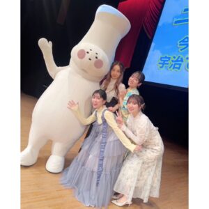 Chika Anzai Instagram - 【響け！ユーフォニアム3 今度こそ！7回目だよ！宇治でお祭りフェスティバル】に出演しました🎺

ありがとうございました〜！！！

2年ぶりの開催！
放送期間中の開催は9年ぶり！

めっっっちゃめちゃ楽しかった……😭❤️

まさかの9話の上映もやってしまうという…！！
からのいつも通りの自由なコーナーや、書き下ろしの朗読劇！

1時間半の中でこんなに感情のジェットコースターを一緒に味わえたのすごいですね🤦😭🤣🤤☝️

あたたかい声援ありがとうございました！
嬉しかったです！

これからも、北宇治高校吹奏楽部の音楽×青春の荒波を一緒に駆け抜けてください！
最後まで宜しくお願いします🎺

📷
①みんなと〜🥰
いや〜笑いすぎてほっぺも腹筋も痛かった…楽しいメンバーでした🥳

②チューバくん&カルテット🫶

③萌絵が撮ってくれたよ😆

④本日の髪型〜🙋

⑤⑥めっちゃ素敵なお花ありがとうございました！！！！！

イベントやらキャラソンやらの新情報も盛り沢山だったので、ぜひユーフォの公式Xをご確認ください🎺
改めて、ありがとうございました！！

hairmake @smode_shinobu

#anime_eupho
#ユーフォ3期
#黒沢ともよ
#朝井彩加
#豊田萌絵
#戸松遥
#雨宮天
#安済知佳
