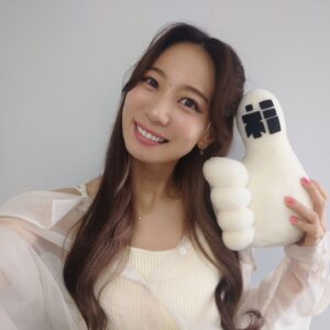 Chika Anzai Instagram - 福井駅前のハピリンにて行われた
【福井市環境フェア】内にて
トークイベントに出演しました🦕

ご来場ありがとうございました！

久しぶりの福井駅、めちゃめちゃ変わっててびっくりでした😳
やはり新幹線が開通すると違いますね…！！

色んなお店が出来ていたり、恐竜増えてたりっ！！
恐竜さん写真撮ればよかった〜🥲

トークでは福井市の公共交通機関についてお話したりクイズがあったり！
15歳までしかいなかったので全然詳しくなくて申し訳なかった…それでもオファーしてくださった福井市の皆様ありがとうございます😭🙏
MCの大西さんのおかげで色々お話できましたありがとうございました🥲

もうICカードが使えるようになっていたり、どんどん便利になっていました！
あとクイズのクセが強すぎて🤣🤣
楽しかった〜😆

県内の方はもちろん、県外からもご来場くださった方が多くて！！！！
初福井の方も！！！！
福井を楽しむきっかけになれたなら嬉しいです〜😍❤️
何か美味しいもの食べてくれましたか？
ぜひ教えてください👍

いや〜晴れてよかった！
わたしも久しぶりに福井の美味しい空気を堪能しました！
ありがとうございました！

📷
①②福井市ロゴキャラクターの【福いいネ！くん】のぬいぐるみをいただきました！
こんなキャラクターがいたとは…！！
スタッフの皆さんノリが良くてめちゃめちゃ面白かったです😆

③④本日の衣装＆ヘアメ！作品のキャラクター合わせじゃないときはわたしとメイクの上田さんの好み全開スタイル🤗
珍しく甘めな…なんか今日はこんな気分でした！(笑)

⑤昨日福井駅に停まってる【すまいるバス】を激写！
わたしが車内アナウンスを担当している南ルートのバスです🚌🌟
デザイン可愛いですよね！学生さんたちのデザインだそうで、感動でした！

改めて、ありがとうございました！
皆さんも福井に行く機会がありましたら、色んな公共交通機関を駆使して楽しんでください🥰

hairmake @smode_shinobu

#福井市
#安済知佳