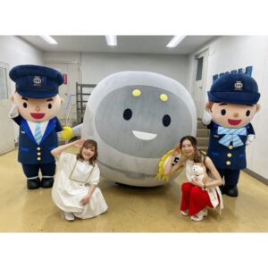 Chika Anzai Instagram - 【西武電車フェスタ2024】内で開催された
【終末トレインどこへいく？】ステージに出演しました！

ありがとうございました🚃🐶

西武電車フェスタを楽しんでいただいているお客様に、少しでも終末トレインの魅力を知ってもらうぞー！と制作陣&木野ちゃんポチさんとお邪魔したんですが、多くの方が既に観てくださってて嬉しかったですっ🥰

これまで放送された9話までの振り返りや裏話をしたり、駅の名前を言ったり楽しかった〜！
そもそも、普段は入れない武蔵丘車両検修場に行けたのもワクワクしました！！

作品と共にそのワクワクを沢山の方と共有出来て嬉しかったです🫶
ありがとうございました！

次回は10話のOA！！
アフレコが楽しすぎて、早く完成したものが観たいと思ってた思い出深い話数なので楽しみです🥰
さらなる独特な世界観をお楽しみに🚃🐶

📷
①ラビューくん、レイルくん、スマイルちゃんと記念撮影してもらえました！！
めっちゃファンサしてくれました❤️(笑)
ラビューくんの存在感がまじですごかった…！！

②木野ちゃんと🫶
きのちゃんが埼玉出身なのここで知るっていう…(笑)
この作品のアフレコ、世間話する余裕なかったんだなって改めて思いました🫠
きのちゃん演じる晶は、次回も大活躍ですのでお楽しみに📕

③久しぶりにポチさんに会えたよ🐶❤️
ポチさんを抱えて登壇したので、ポチさんのファンサ頑張りました！(笑)
オリジナルステッカードリンクもいただきました〜！
皆さん飲めましたか？？😋

改めて、ありがとうございました！
この武蔵丘車両検修場に来る時の道のりすら終末トレインを感じる楽しいイベントでした！
スタンプラリーも皆さんやってくださってるみたいでありがとうございます👍
これからもぜひぜひ楽しんでください🚃🐶

hairmake @smode_shinobu

#西武電車フェスタ2024
#終末トレイン
#木野日菜
#安済知佳