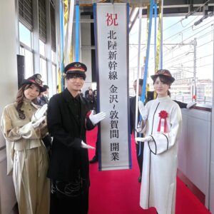 Chika Anzai Instagram - 昨日今日、北陸新幹線芦原温泉駅出発セレモニー&ちはやふるトークイベントに出演いたしました！

まずは北陸新幹線、芦原温泉駅開業おめでとうございます🎉
2024年3月16日、福井にとって念願の新幹線開通という歴史的瞬間に立ち会うことができて、とても光栄でした。

それもわたしの母の故郷である芦原で、出発セレモニーにも参加できるなんて夢のようでした。

芦原の皆さんにも未だ愛され続ける【ちはやふる】のおかげです。
素晴らしい機会をありがとうございました！！！

久しぶりにちはやふるの思い出もお話できたり、作品の熱さやトキメキも振り返ることが出来て楽しかった〜🥰

新幹線で行きやすくなりましたので、ぜひちはやふるに登場する場所にも、これからもっと足を運んでいただきたいです！

そして16日から、福井市内を走るすまいるバスの南ルートの車内放送も担当しております。
福井県の福井市に出向くことがありましたら、ぜひ乗車しておききください。
日常的にそのすまいるバスを使っている方々は、これから暫く宜しくお願いします…🙏
ちなみに北ルートは榎木の淳弥です🙋
親族で真逆の方角🤣
というか親族ともども車内放送担当させてもらえるなんてありがとうございます…🥲

📷
①②芦原温泉駅で瀬戸ちゃん細谷さんと！
駅長さんと共に「出発進行！」なんて言わせていただきました…すごいことだ…。
制帽までかぶらせてもらいました🙏🙏
③その後のトークイベント髪型変えてもらったのにこのせとちゃんとのツーショでしか残せてない&この構図じゃよくわからない🤗
④⑤芦原温泉駅にいる恐竜は温泉浸かってたよ！
顔はリアルすぎてちょっと怖いけど可愛かったよ！
⑥⑦2日目のトークイベントも大喜利やらなんやら楽しかった〜！
99RadioServiceさんとわたさんと写真撮り忘れていたのが痛恨のミス…すみません😭
久しぶりにご一緒出来て嬉しかったです！
⑧出発式の号外がでたらしく…とりあえずツーショ撮っておきました(笑)
⑨2日目はハーフおだんごヘアーでした🙋

改めてありがとうございました！
ご来場くださった方々、県外の方も多くて嬉しかったです🥰
特に2日目は雨だったのにありがとうございます🙏
またぜひ、色んな季節に福井に足を運んでいただけたら嬉しいです！

hairmake @smode_shinobu 

#北陸新幹線
#芦原温泉駅
#ちはやふる
#瀬戸麻沙美
#細谷佳正
#安済知佳