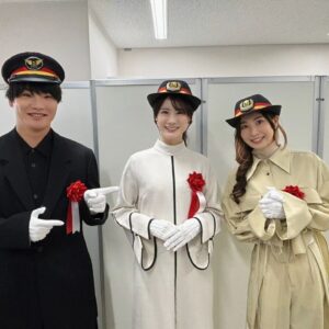Chika Anzai Instagram - 昨日今日、北陸新幹線芦原温泉駅出発セレモニー&ちはやふるトークイベントに出演いたしました！

まずは北陸新幹線、芦原温泉駅開業おめでとうございます🎉
2024年3月16日、福井にとって念願の新幹線開通という歴史的瞬間に立ち会うことができて、とても光栄でした。

それもわたしの母の故郷である芦原で、出発セレモニーにも参加できるなんて夢のようでした。

芦原の皆さんにも未だ愛され続ける【ちはやふる】のおかげです。
素晴らしい機会をありがとうございました！！！

久しぶりにちはやふるの思い出もお話できたり、作品の熱さやトキメキも振り返ることが出来て楽しかった〜🥰

新幹線で行きやすくなりましたので、ぜひちはやふるに登場する場所にも、これからもっと足を運んでいただきたいです！

そして16日から、福井市内を走るすまいるバスの南ルートの車内放送も担当しております。
福井県の福井市に出向くことがありましたら、ぜひ乗車しておききください。
日常的にそのすまいるバスを使っている方々は、これから暫く宜しくお願いします…🙏
ちなみに北ルートは榎木の淳弥です🙋
親族で真逆の方角🤣
というか親族ともども車内放送担当させてもらえるなんてありがとうございます…🥲

📷
①②芦原温泉駅で瀬戸ちゃん細谷さんと！
駅長さんと共に「出発進行！」なんて言わせていただきました…すごいことだ…。
制帽までかぶらせてもらいました🙏🙏
③その後のトークイベント髪型変えてもらったのにこのせとちゃんとのツーショでしか残せてない&この構図じゃよくわからない🤗
④⑤芦原温泉駅にいる恐竜は温泉浸かってたよ！
顔はリアルすぎてちょっと怖いけど可愛かったよ！
⑥⑦2日目のトークイベントも大喜利やらなんやら楽しかった〜！
99RadioServiceさんとわたさんと写真撮り忘れていたのが痛恨のミス…すみません😭
久しぶりにご一緒出来て嬉しかったです！
⑧出発式の号外がでたらしく…とりあえずツーショ撮っておきました(笑)
⑨2日目はハーフおだんごヘアーでした🙋

改めてありがとうございました！
ご来場くださった方々、県外の方も多くて嬉しかったです🥰
特に2日目は雨だったのにありがとうございます🙏
またぜひ、色んな季節に福井に足を運んでいただけたら嬉しいです！

hairmake @smode_shinobu 

#北陸新幹線
#芦原温泉駅
#ちはやふる
#瀬戸麻沙美
#細谷佳正
#安済知佳