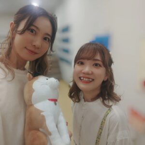 Chika Anzai Instagram - 【西武電車フェスタ2024】内で開催された
【終末トレインどこへいく？】ステージに出演しました！

ありがとうございました🚃🐶

西武電車フェスタを楽しんでいただいているお客様に、少しでも終末トレインの魅力を知ってもらうぞー！と制作陣&木野ちゃんポチさんとお邪魔したんですが、多くの方が既に観てくださってて嬉しかったですっ🥰

これまで放送された9話までの振り返りや裏話をしたり、駅の名前を言ったり楽しかった〜！
そもそも、普段は入れない武蔵丘車両検修場に行けたのもワクワクしました！！

作品と共にそのワクワクを沢山の方と共有出来て嬉しかったです🫶
ありがとうございました！

次回は10話のOA！！
アフレコが楽しすぎて、早く完成したものが観たいと思ってた思い出深い話数なので楽しみです🥰
さらなる独特な世界観をお楽しみに🚃🐶

📷
①ラビューくん、レイルくん、スマイルちゃんと記念撮影してもらえました！！
めっちゃファンサしてくれました❤️(笑)
ラビューくんの存在感がまじですごかった…！！

②木野ちゃんと🫶
きのちゃんが埼玉出身なのここで知るっていう…(笑)
この作品のアフレコ、世間話する余裕なかったんだなって改めて思いました🫠
きのちゃん演じる晶は、次回も大活躍ですのでお楽しみに📕

③久しぶりにポチさんに会えたよ🐶❤️
ポチさんを抱えて登壇したので、ポチさんのファンサ頑張りました！(笑)
オリジナルステッカードリンクもいただきました〜！
皆さん飲めましたか？？😋

改めて、ありがとうございました！
この武蔵丘車両検修場に来る時の道のりすら終末トレインを感じる楽しいイベントでした！
スタンプラリーも皆さんやってくださってるみたいでありがとうございます👍
これからもぜひぜひ楽しんでください🚃🐶

hairmake @smode_shinobu

#西武電車フェスタ2024
#終末トレイン
#木野日菜
#安済知佳