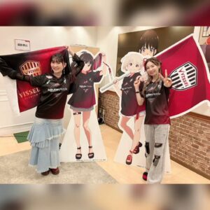 Chika Anzai Instagram - 【ヴィッセル神戸×リコリス・リコイル】

コラボイベントに出演いたしました！
ありがとうございました⚽🫶

わたしはサッカーどころかスポーツ観戦も初めてだったので、とても新鮮で楽しかったです！！
すごかった〜〜！！！😍

熱い試合はもちろんのこと、コラボグッズや副音声、トークショーなどなど楽しんでいただけましたか？？
久しぶりにリコリコファンの皆様にお会いできただけでなく、一緒に観戦も楽しむという面白い時間🥳
嬉しかったです🥰

こんな素敵な機会に恵まれたのは、作品の力はもちろん、いつも作品を応援してくださるリコリコファンの皆様のおかげです！
ありがとうございます🙏
また一緒にリコリコを楽しめるその時まで…応援宜しくお願いします☕

ヴィッセル神戸さんも、とても贅沢な時間をありがとうございました…！！

📷
①②コラボ等身大パネルと✌️✌️

③④わたしも詩音ちゃんも、ヴィッセル神戸さんの素敵なユニフォーム（レプリカ）を着せていただきました😍
背面にね…！！
各々のキャラの名前とアニメにちなんだ背番号をね…印字してもらってたのに…！！
その写真を誰も撮っていないという痛恨のミス😭😭😭😭😭
すまない…イベントに来てくれたリコリコファン限定の思い出になってしまった…🙏
なぜか撮った気でいた😭😭悲しい……。

⑤観戦&副音声のときの⚽🌟
すごい経験をさせてもらえてめちゃめちゃ感動でした！！
言葉を発するのがいつも以上に雑になってしまうほど見入ってしまった……いやぁ熱気と迫力すごかった……。
写真の逆光もしゅごい😇

⑥ほんとはもっと大きく飾ってあるほうで動画撮りたかったんだけど時間がなくて…🙏
相変わらず可愛いナイスな表情ですね〜ぬっさん〜🥰
しおんぬっさんはサッカーにも詳しくて、おかげで試合やこのコラボを更に楽しむことができました😍
ありがとうしおんぬ！！！

改めて、ヴィッセル神戸×リコリス・リコイル最高でした⚽🫶🐟
ありがとうございました！

hairmake @smode_shinobu

#ヴィッセル神戸
#visselkobe 
#リコリコ
#若山詩音
#安済知佳